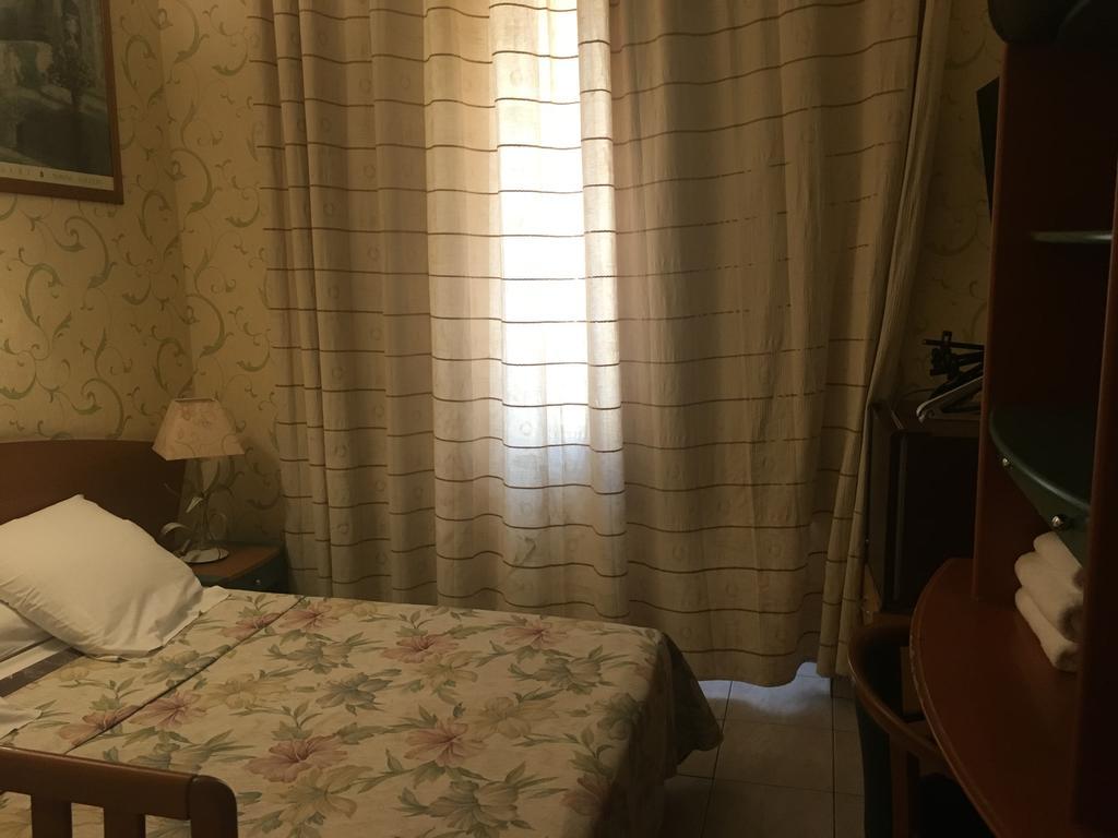 Hotel Relax Marseille Bagian luar foto