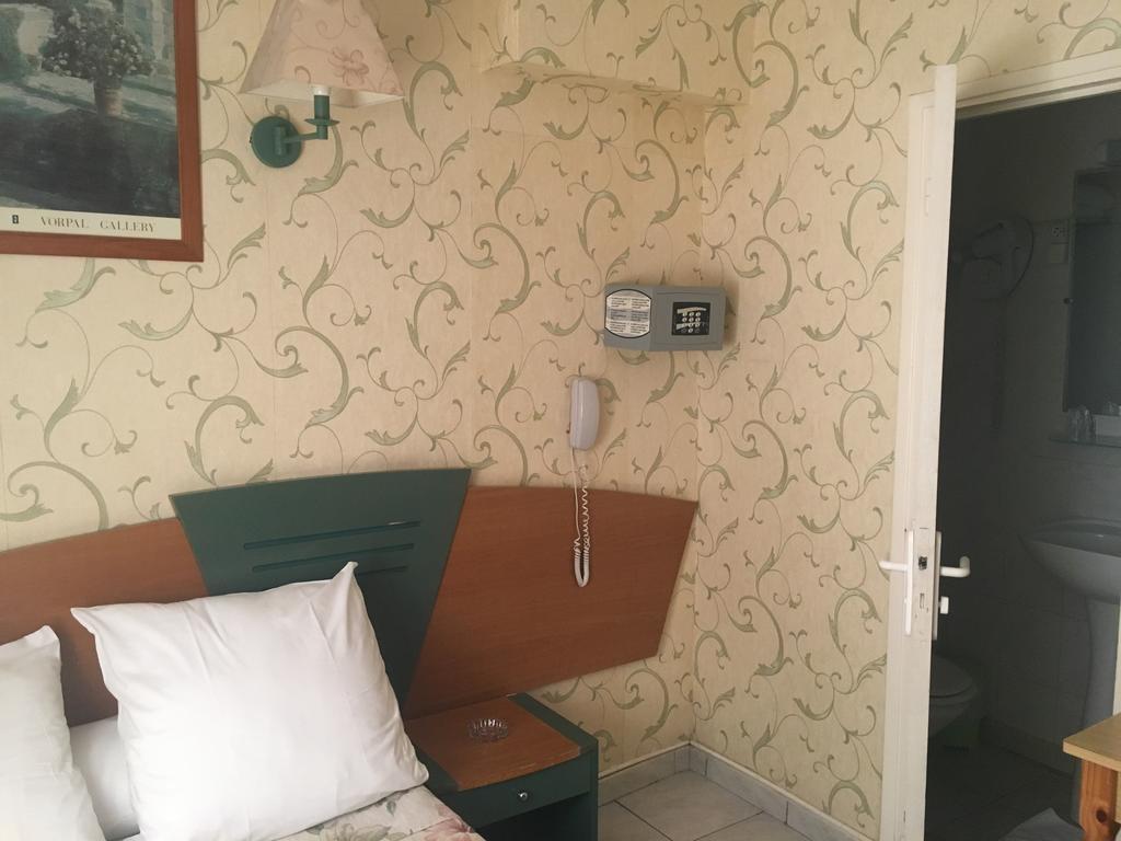Hotel Relax Marseille Bagian luar foto